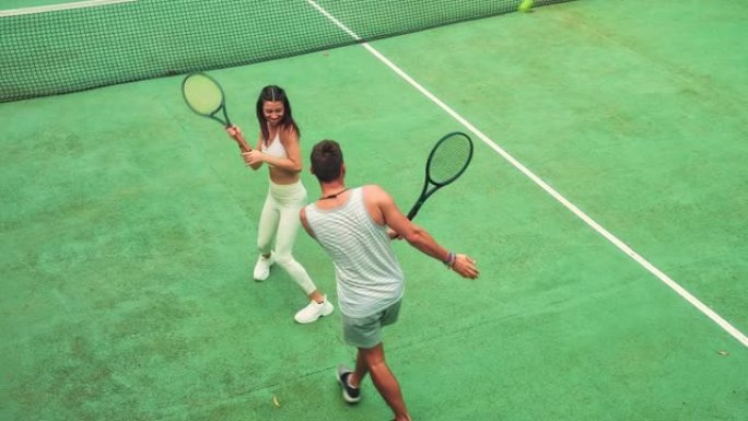 夫妇在网球场上。握手