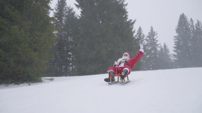 男人打扮成圣诞老人在森林里骑着雪橇