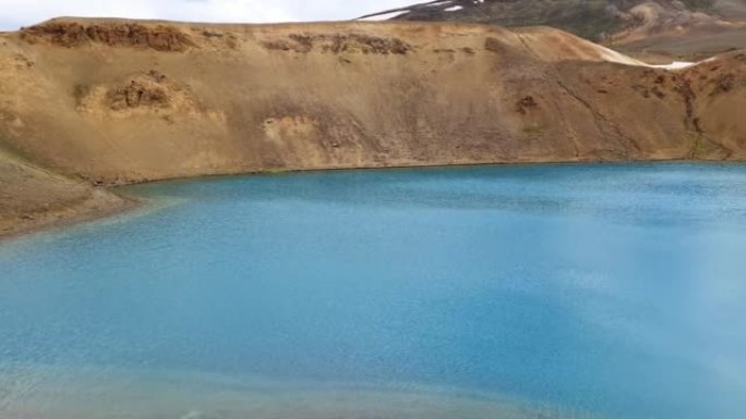 冰岛清澈的深蓝色克拉夫拉湖。