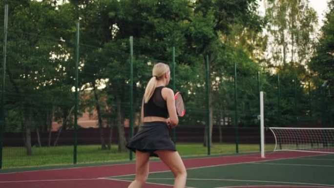 职业网球选手女子在球场、比赛和户外训练