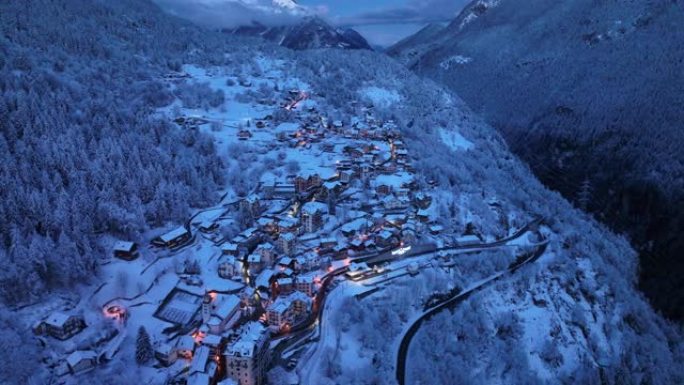 空中无人机在黄昏时拍摄了一个雪山小镇