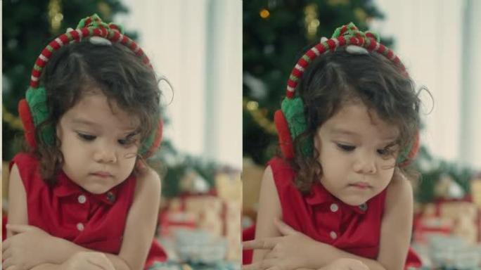 可爱的小女孩在装饰有圣诞节的房子里放松。