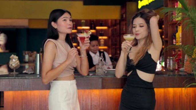 年轻的亚洲饮酒者晚上深夜在酒吧和餐馆聚会。