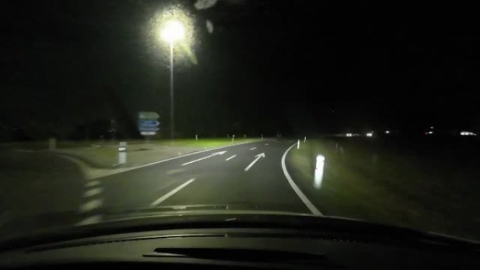 夜间驾驶汽车挡风玻璃外的超流/延时视图
