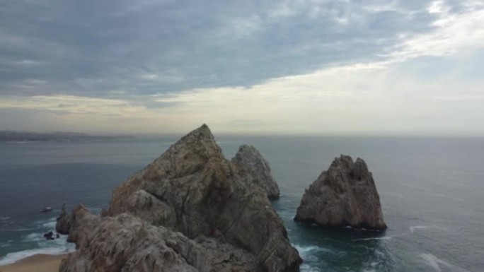 海岸线和太平洋冲浪的空中风景