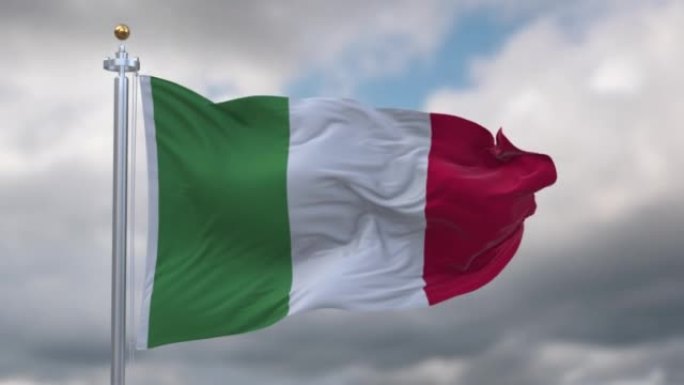 多云的天空下的意大利国旗
