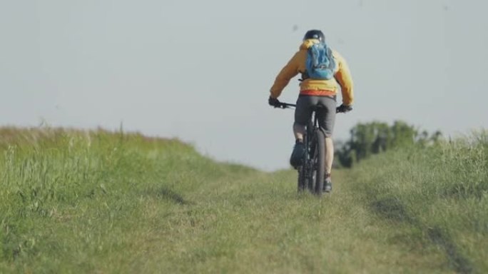 慢动作: 男子山地车自行车骑手