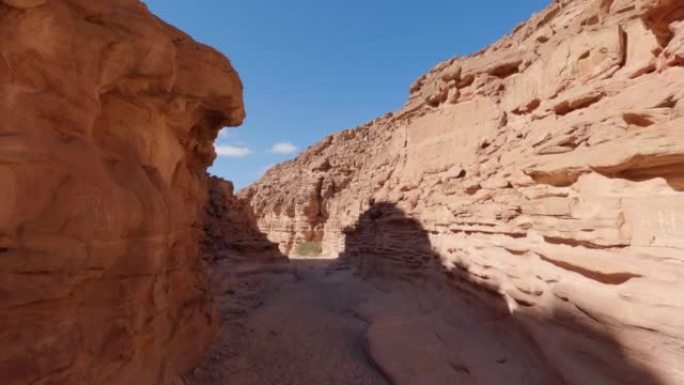 沙漠中石峡谷的完美景色，埃及的彩色峡谷通道
