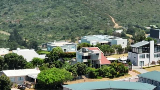 镇上居民的航拍画面。背景中建筑物和绿色植被的视差效应。南非