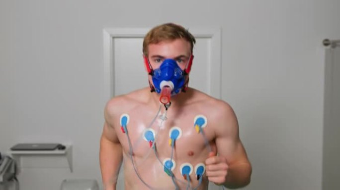 DS年轻的男运动员在跑步机上进行了肺功能测试