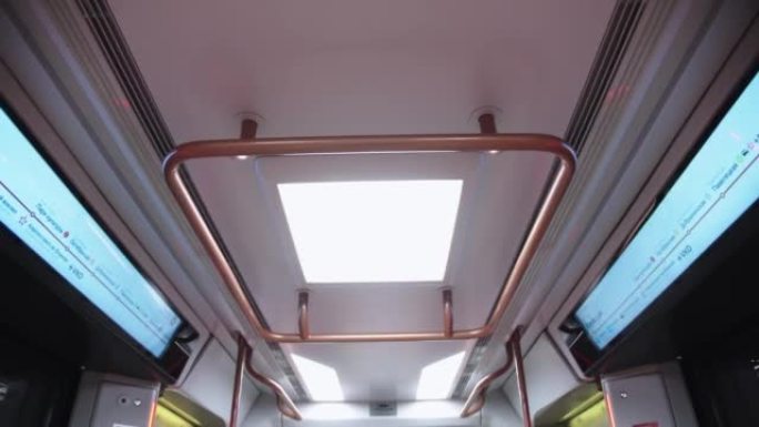 带照明和显示器的地铁汽车天花板视图，以俄语显示莫斯科大都会车站的标题。地铁车厢内部。
