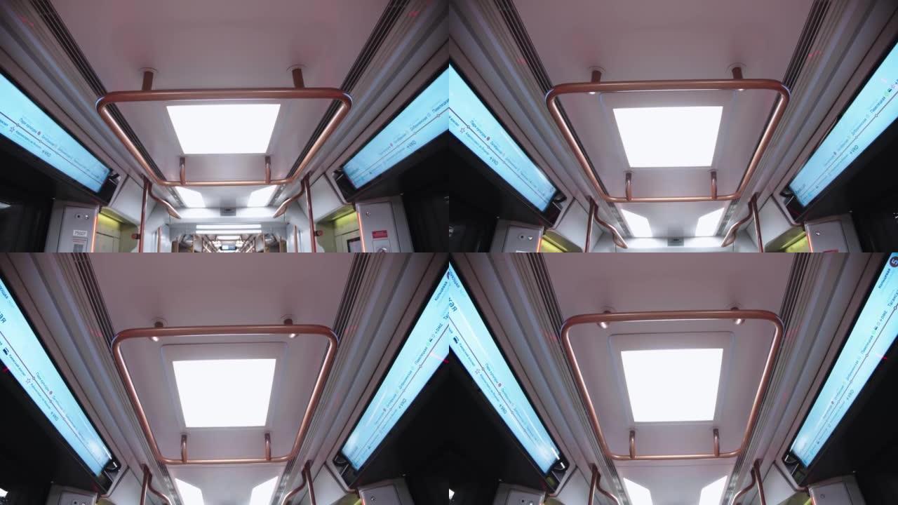 带照明和显示器的地铁汽车天花板视图，以俄语显示莫斯科大都会车站的标题。地铁车厢内部。