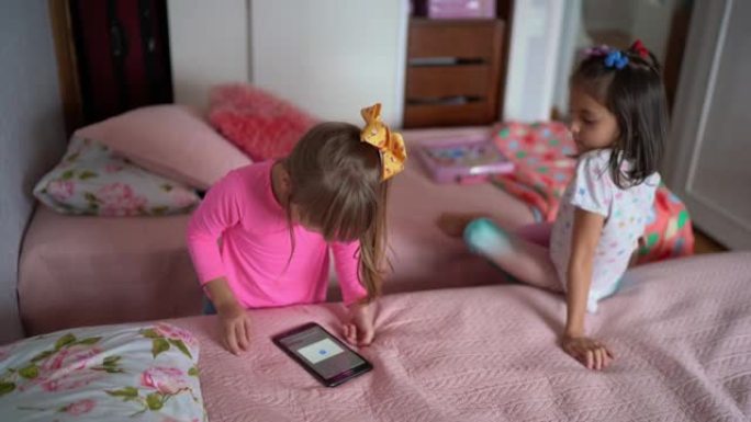 姐妹们在家里的卧室里使用数字平板电脑上的智能扬声器