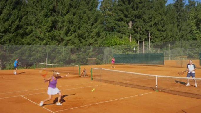 CS夫妻在外网球场打网球