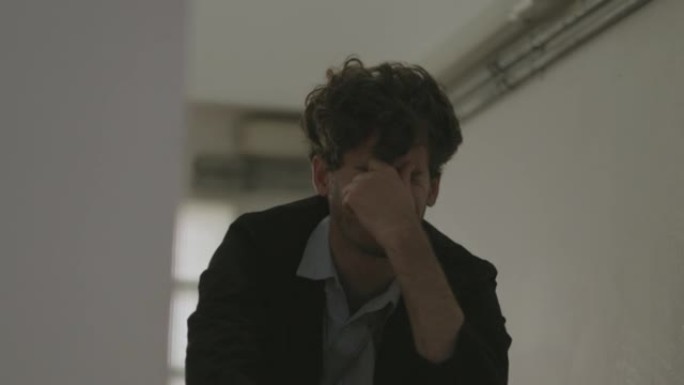 该公司破产后，推销员的严肃面孔和思想自杀。