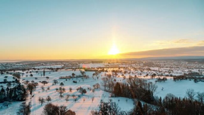 空中无人机拍摄积雪覆盖的林地