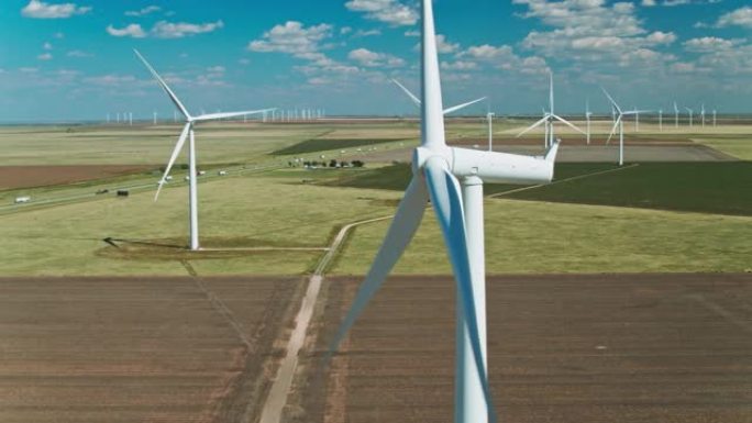 风力涡轮机在阳光明媚的一天得克萨斯州狭长-空中
