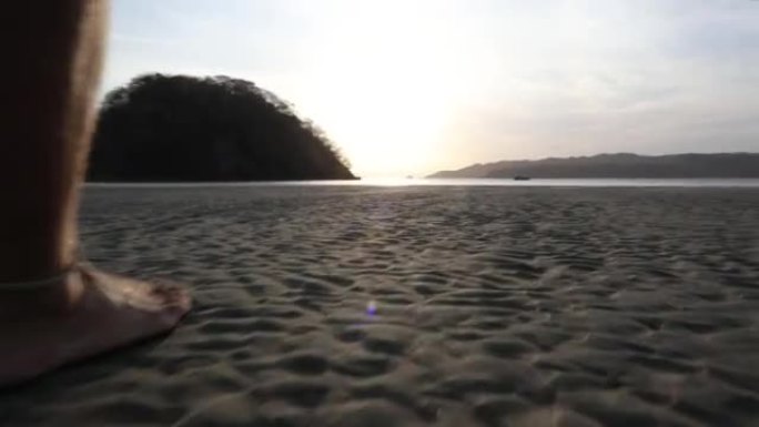 Clos-在空旷的海滩上行走的人的脚
