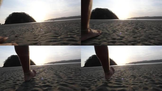 Clos-在空旷的海滩上行走的人的脚
