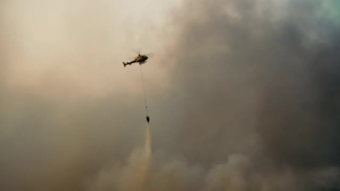 森林野火交火直升机飞越浓烟落水起火