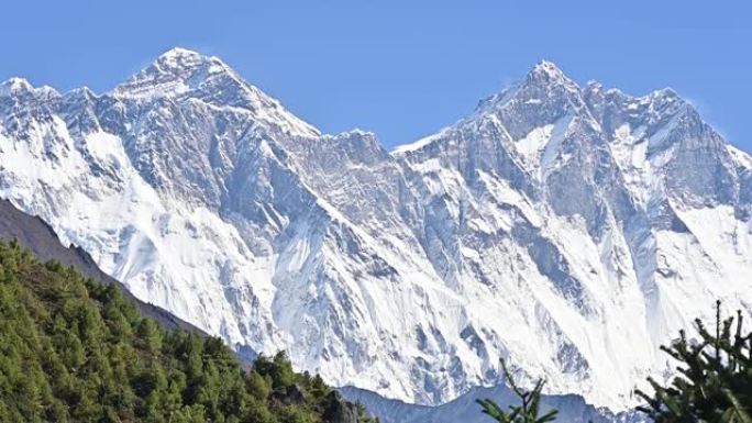 尼泊尔南切巴扎的夏尔巴人文化博物馆俯瞰珠穆朗玛峰和洛子山。