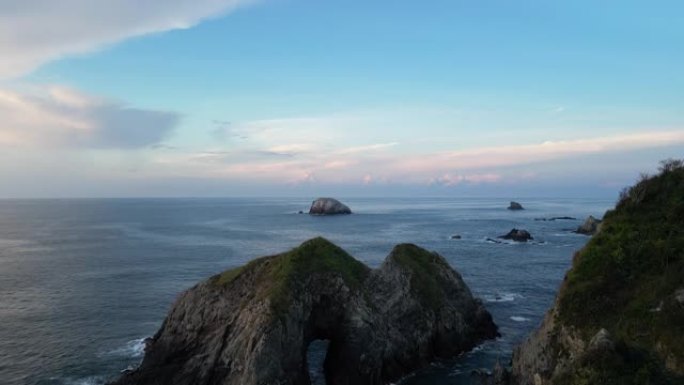 海岸线和太平洋冲浪的空中风景