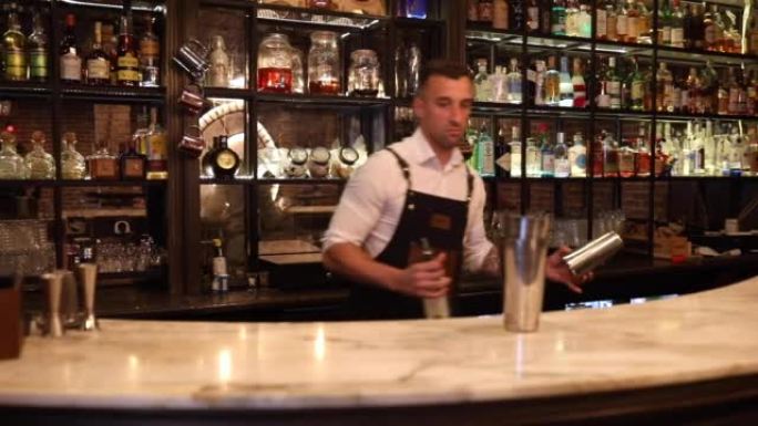 专业调酒师在酒吧柜台用伏特加制作清爽的鸡尾酒