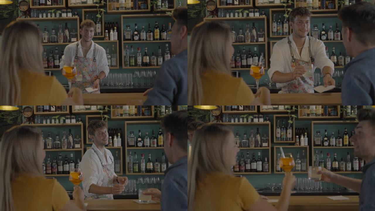 年轻的男人和女人在咖啡馆里喝酒