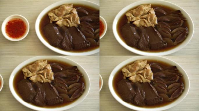 红汤炖鸭内脏 -- 亚洲美食风格