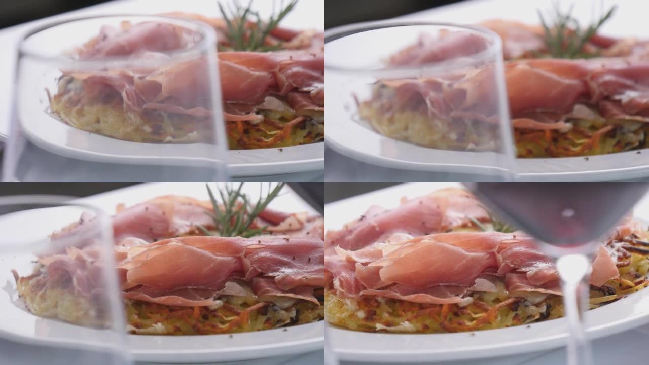 装满瑞士提契诺州典型肉的一盘食物的细节照片