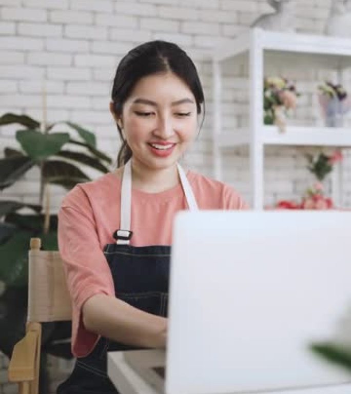 在家工作的开朗女商人