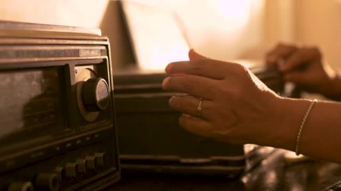 女人打开古董收音机