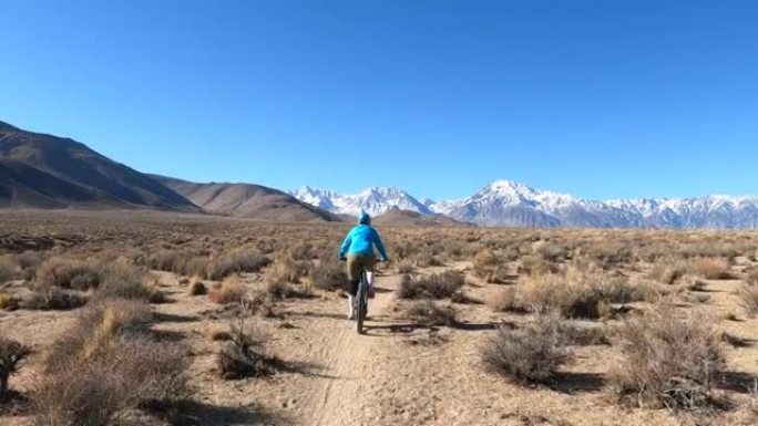 女山地自行车手沿着沙漠小路行进