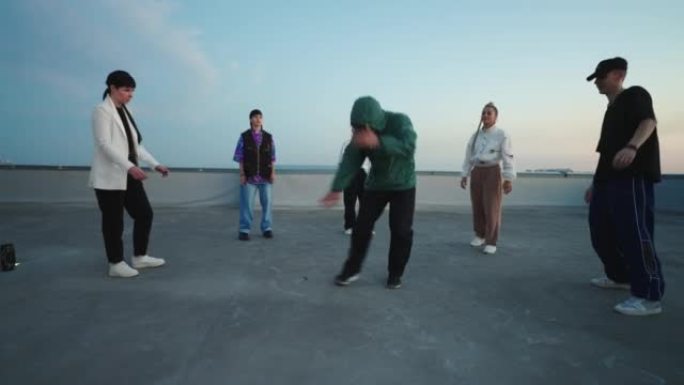 才华横溢的活跃b-boy在地板上跳舞，表演力量动作，能量嘻哈舞蹈风格