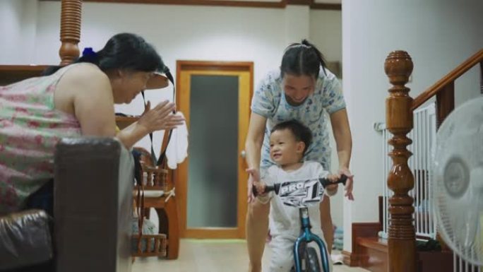 新型冠状病毒肺炎效果: 男孩在家检疫时骑平衡自行车