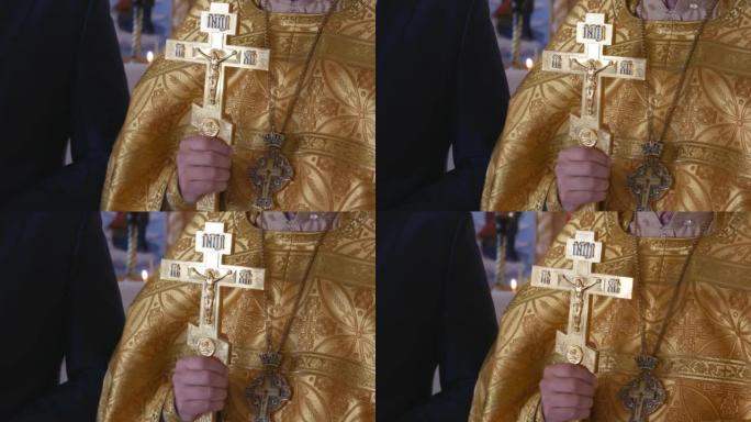 牧师一只手拿着十字架，另一只手伸直胸前的十字架，站在教区居民面前