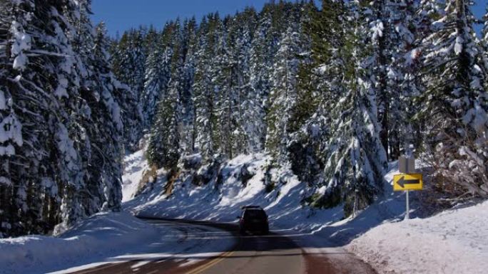 俄勒冈州南部阿什兰山附近的道路上的SUV