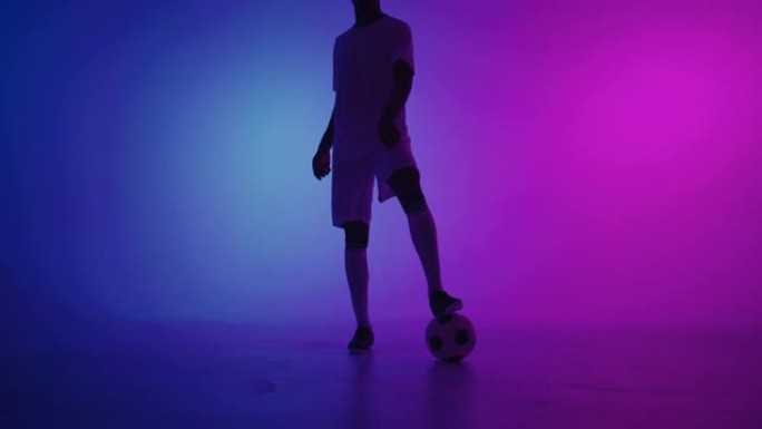 keepie-uppie足球，球员脚的特写镜头，职业足球运动员的技术技能