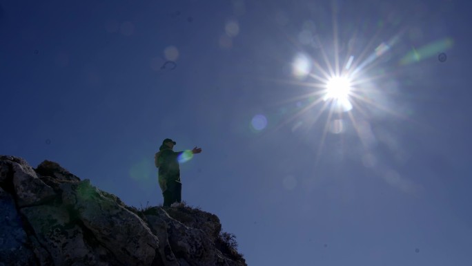 【4K】男子站在雪山顶上