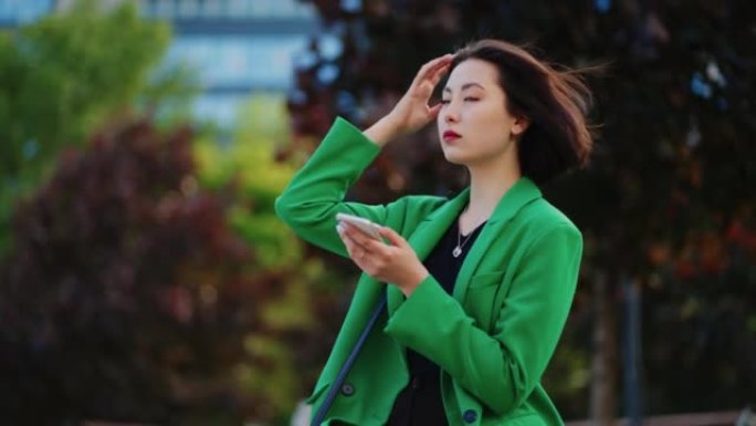 在日本大城市的当代城镇妇女，亚洲女性的肖像与智能手机