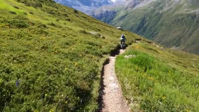 女子山地自行车沿高山路径的第一人称视角