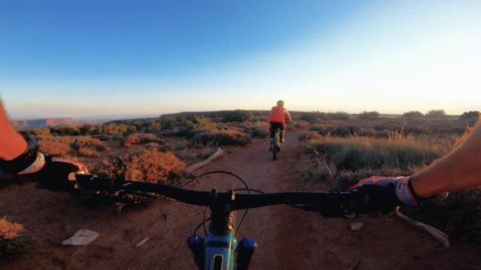 在美国西南旅行: 犹他州摩押的女子山地自行车