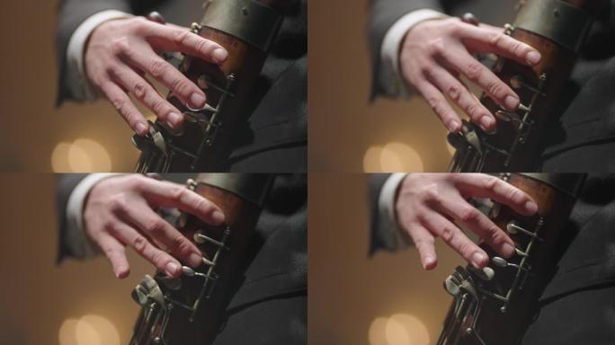 音乐家正在演奏巴松管特写镜头，用手指按压孔，经典乐器