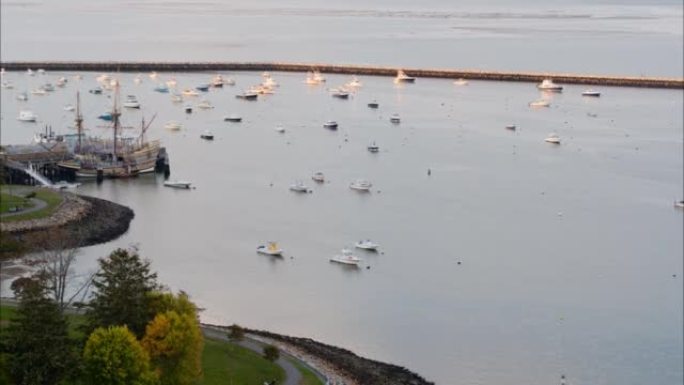 普利茅斯港的弗雷泽州立码头 (Frazier State Pier)，有许多游艇，位于科德角湾 (C