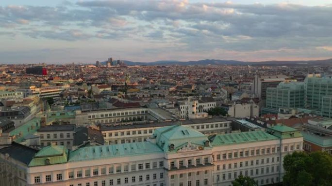 维也纳市中心区博物馆前方空中全景4k奥地利日落天空飞行