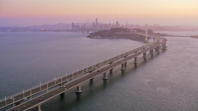黄昏时，旧金山-奥克兰海湾大桥上的高速公路上空