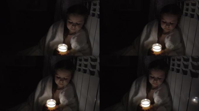 一个穿着白色格子的女孩手里拿着玻璃杯里的蜡烛，背景是家用电池