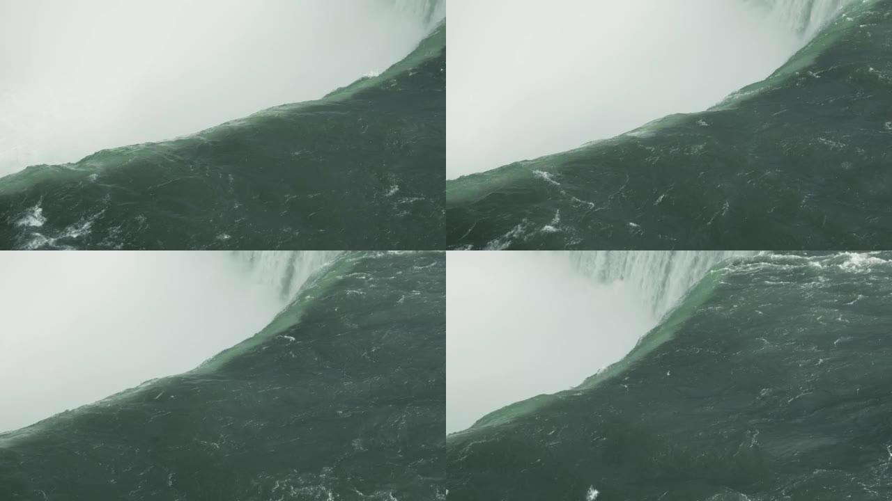 尼亚加拉瀑布涌水。