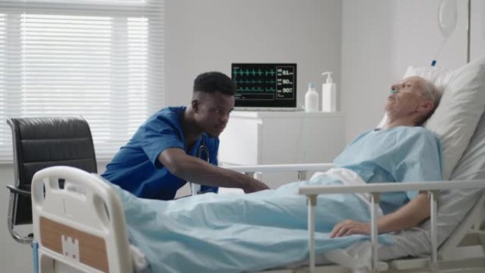 一位出现在非洲的黑人医生正在与躺在诊所床上的一名老年患者交谈。心脏病专家建议患者。神经科医生进行了诊