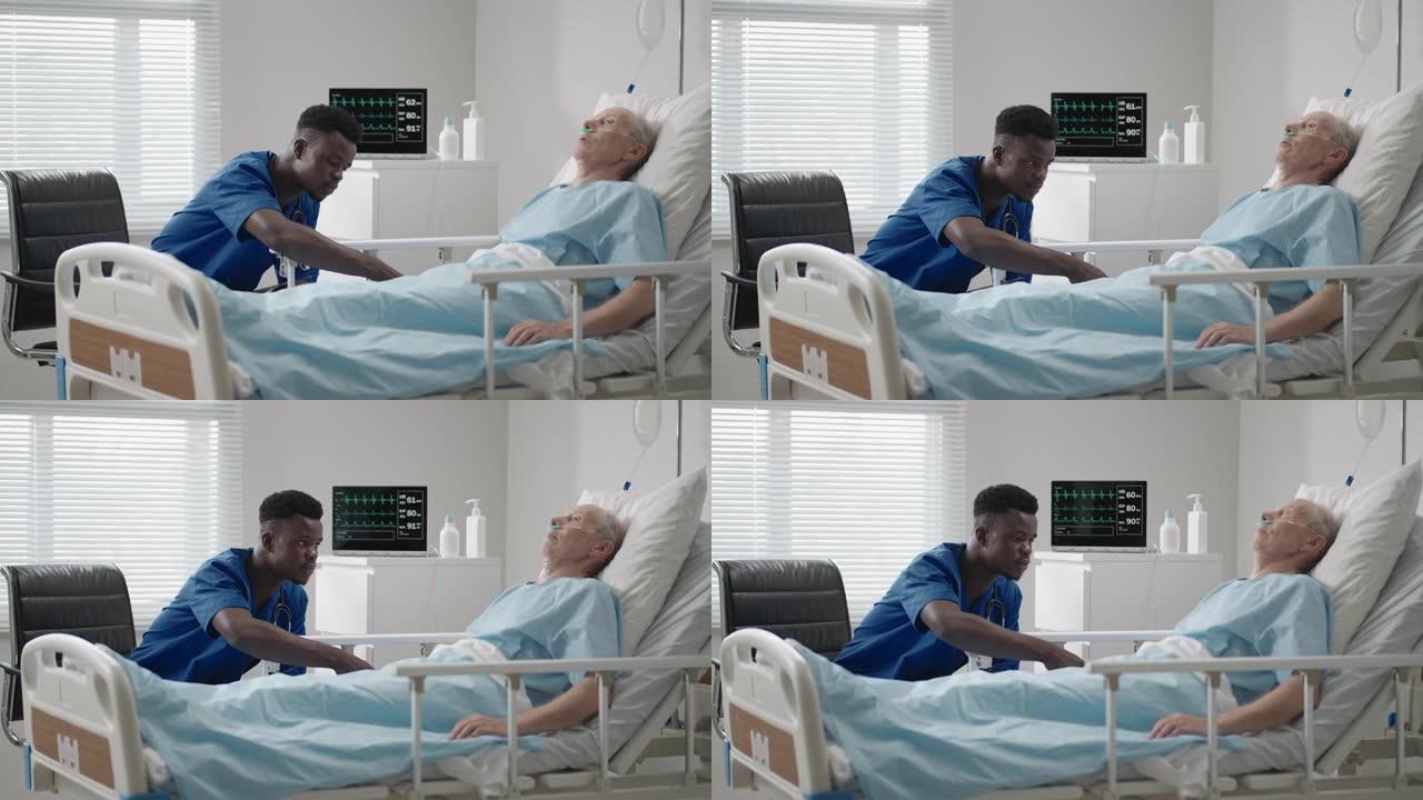 一位出现在非洲的黑人医生正在与躺在诊所床上的一名老年患者交谈。心脏病专家建议患者。神经科医生进行了诊